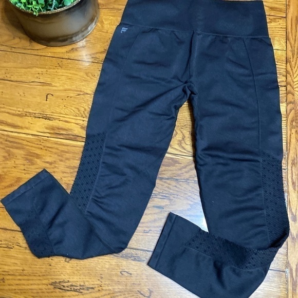 Fabletics Womens Sync High Waisted Perforated Leggings Medium? Black 24” Inseam. - Picture 10 of 10